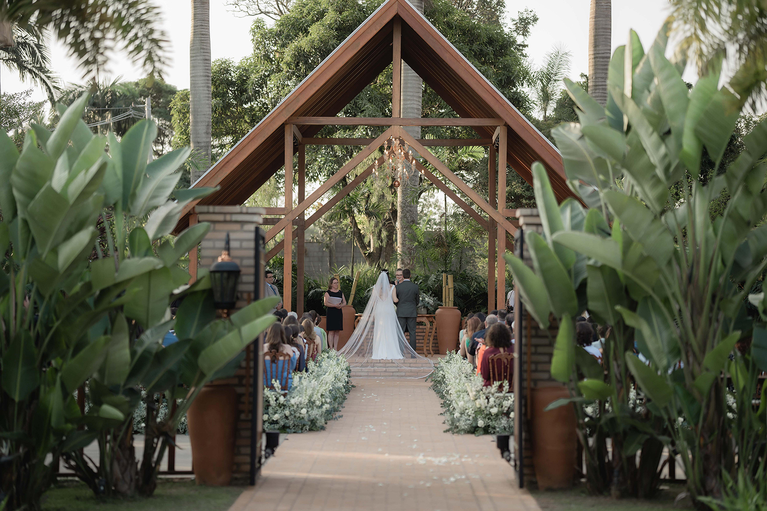 Priscila e Lucas | Casamento leve com cerimônia ao ar livre