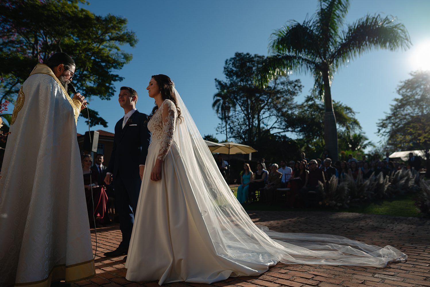 Beatriz e Wallace | Cerimônia ao ar livre e festa animada, por Veri Antonelli