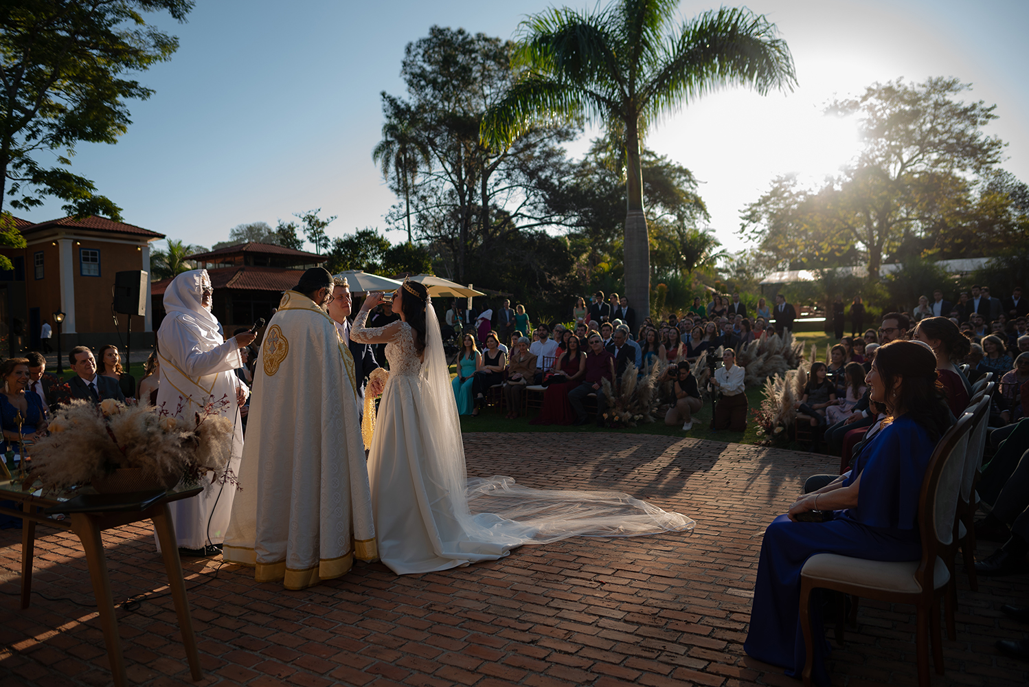 Beatriz e Wallace | Cerimônia ao ar livre e festa animada, por Veri Antonelli