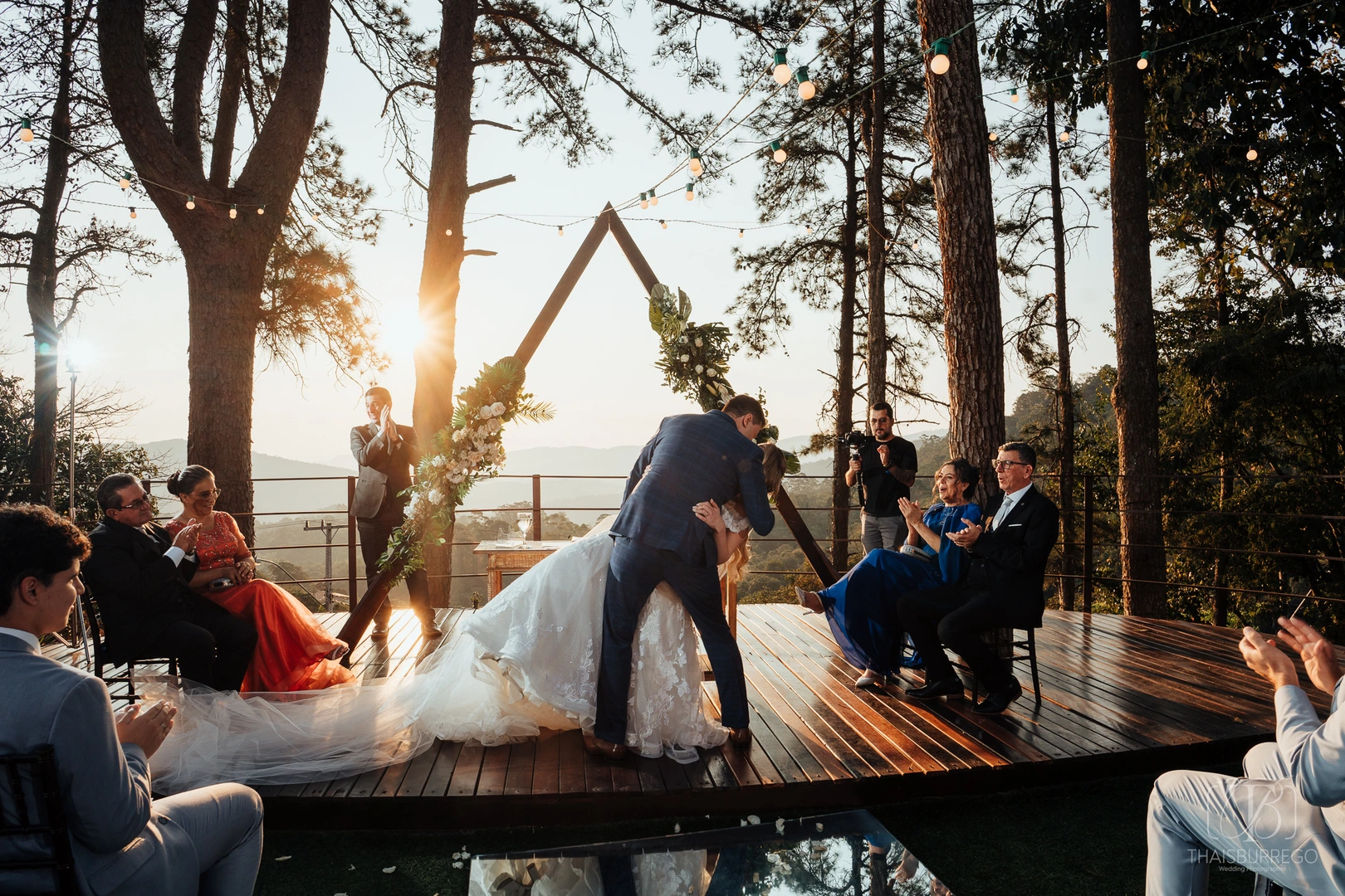 Maiane e Augusto | Casamento ao ar livre com cerimônia ao cair da tarde - Villa Vezzane