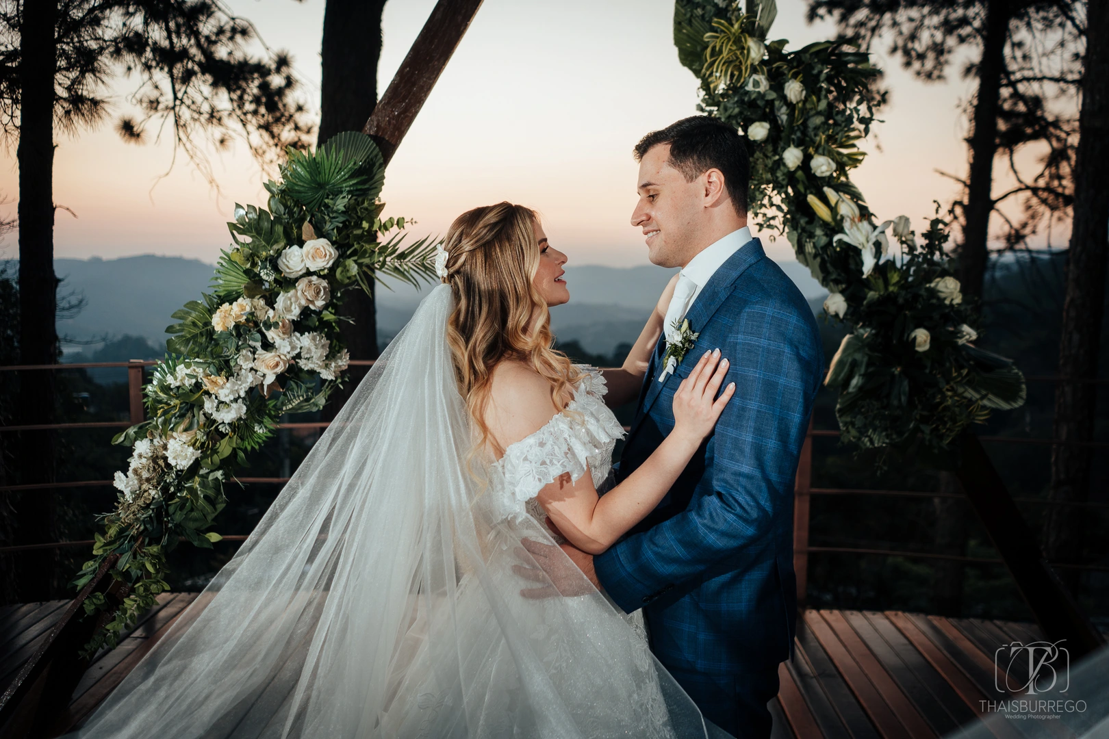 Maiane e Augusto | Casamento ao ar livre com cerimônia ao cair da tarde - Villa Vezzane